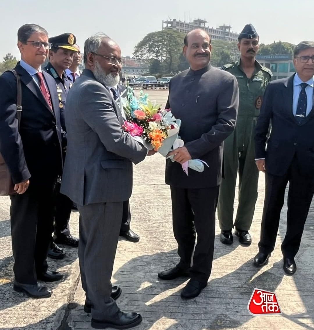 🚨 ब्रेकिंग -

बांग्लादेश पहुंचे स्पीकर ओम बिरला, 
तारिक सरकार के शपथग्रहण में होंगे शामिल।

कल तक शाकिब अल हसन के IPL खेलने से इनकी भावना आहत हो रही थी, तमाम धर्मगुरुओं ने मोर्चा खोल रखा था, शाहरुख खान को गाली दी जा रही थी. 

क्या अब वो इसका विरोध करने का हिम्मत करेंगे.?