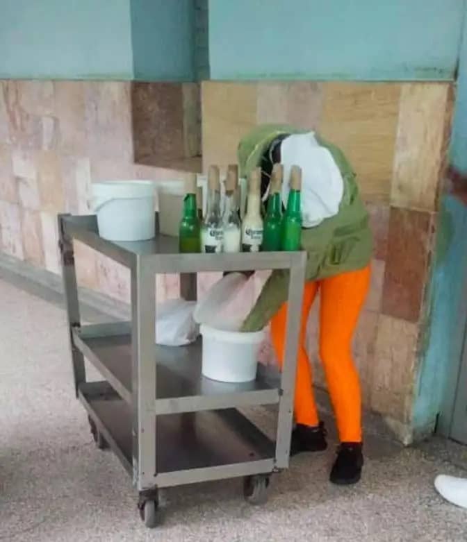 🏥
Desde el Hospital Pediátrico Paquito González Cueto, Cienfuegos: leche para lactantes en botellas de cerveza y envases improvisados. Imagen real del colapso en salud infantil.  

#CubaColapsa
#CubaEstadoFallido