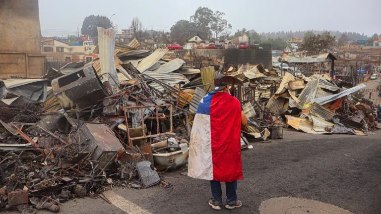 En ZonaCero del megaincendio del sur -4 mil viviendas destruidas- están sin techo, sin comida, en carpas con guaguas y niños chicos bajo la lluvia, sin electricidad, colchones mojados, barro, frío, ratones, basura y enfermedades.
Qué hace el Gobierno?

Qué hará <a href="/joseantoniokast/">José Antonio Kast Rist 🖐️🇨🇱</a>