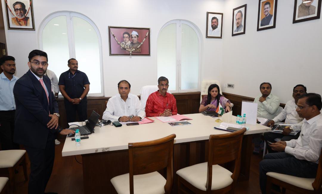 MahaDGIPR's tweet photo. महाराष्ट्र खनिकर्म व गुंतवणूक परि���द एप्रिल महिन्यात मुंबईत आयोजित करताना राज्यात खनिकर्म क्षेत्रात गुंतवणूक व रोजगार वाढतील असे नियोजन करण्याचे निर्देश खनिकर्म मंत्री शंभूराज देसाई यांनी दिले. मेघदूत या शासकीय निवासस्थानी याबाबत बैठक झाली. यावेळी खनिकर्म राज्यमंत्री डॉ.पंकज भोयर, खनिकर्म विभागाच्या अपर मुख्य सचिव अश्विनी भिडे यासह विभागाचे अधिकारी उपस्थित होते.
विकसित भारत २०४७ ची उद्दीष्टे लक्षात घेवून या कार्यक्रमाची आखणी करावी. खनिकर्म क्षेत्रासंबधित उद्योगांचा विकास करणे, या क्षेत्रातील उद्योजक, भागीदार, गुंतवणूकदार, उद्योगतज्ज्ञ यांचा सहभाग वाढवावा. खनिकर्म व पर्यटन ���्षेत्राशी संलग्नता वाढविणे यावर भर देण्यात यावा  - मंत्री देसाई 
@shambhurajdesai 
@DRPANKAJBHOYAR