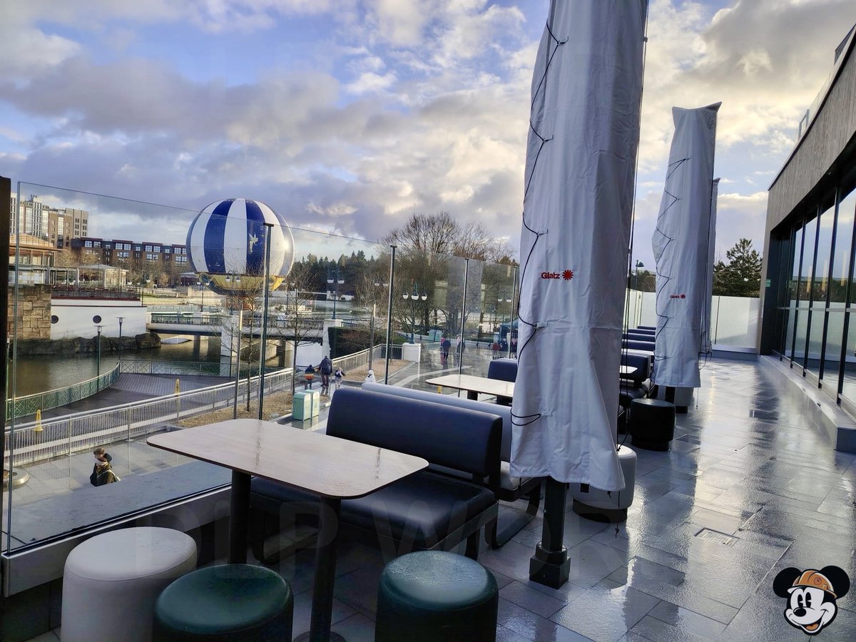 DLPWorks's tweet photo. [Live] 🚧🌇 New elevated views over Disney Village from the new McDonald’s!

➡️ The new restaurant now offers multiple outdoor perspectives over #DisneyVillage thanks to its three terraces:
➖ Ground floor terrace,
➖ Upper-level terraces,
➖ with 200 outdoor seats in total!
➡️ The Indoor capacity reaches 600 seats, making this location the largest #McDonalds in France, and one of the biggest in the World! #DisneylandParis.