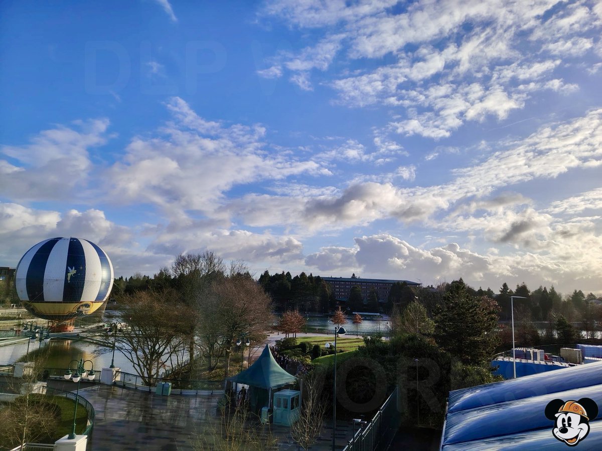 DLPWorks's tweet photo. [Live] 🚧🌇 New elevated views over Disney Village from the new McDonald’s!

➡️ The new restaurant now offers multiple outdoor perspectives over #DisneyVillage thanks to its three terraces:
➖ Ground floor terrace,
➖ Upper-level terraces,
➖ with 200 outdoor seats in total!
➡️ The Indoor capacity reaches 600 seats, making this location the largest #McDonalds in France, and one of the biggest in the World! #DisneylandParis.