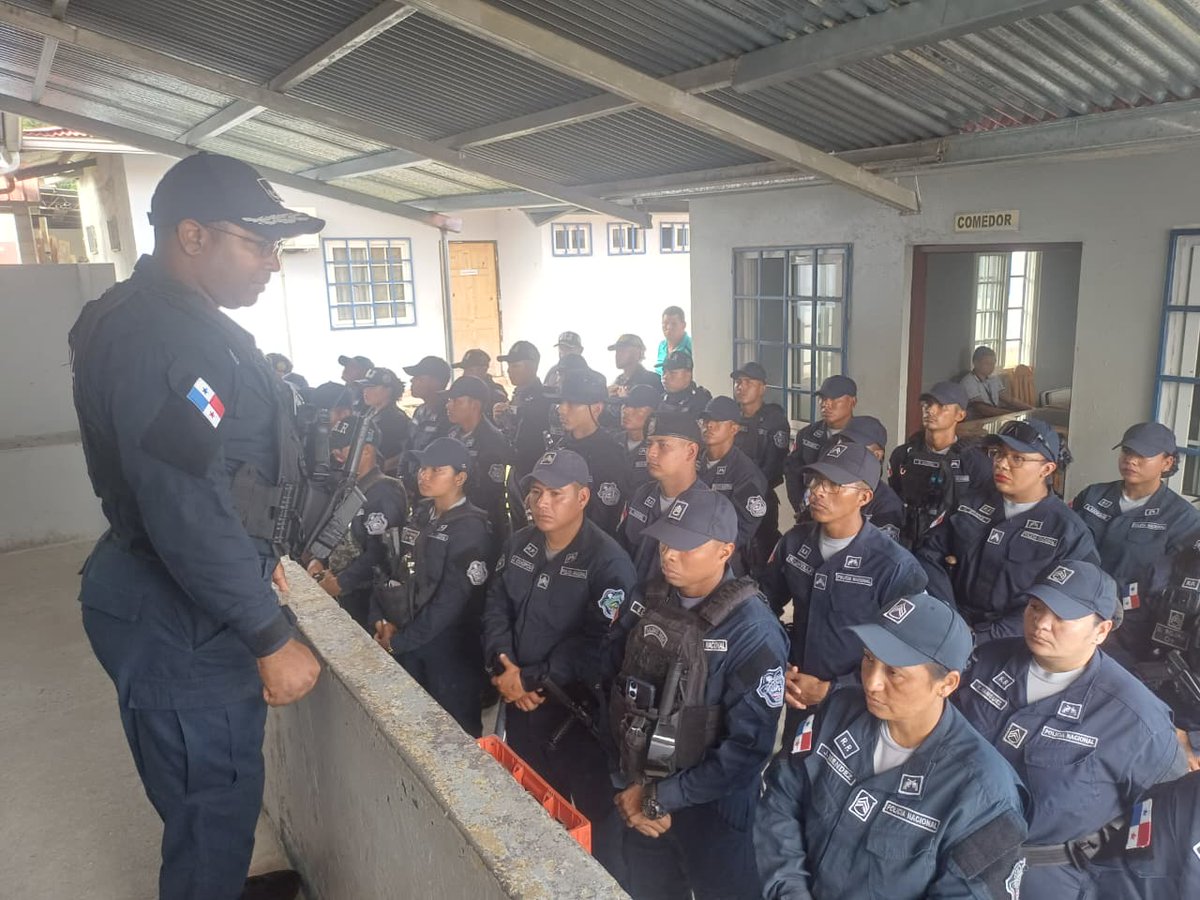 policiadepanama's tweet photo. #ZPChame | Conversamos con nuestro personal en el inicio al dispositivo de seguridad Carnavales 2026 en el distrito de Capira, con la finalidad de garantizar la seguridad ciudadana y prevenir el delito. #PlanFirmeza https://t.co/MTde3Y49Xv