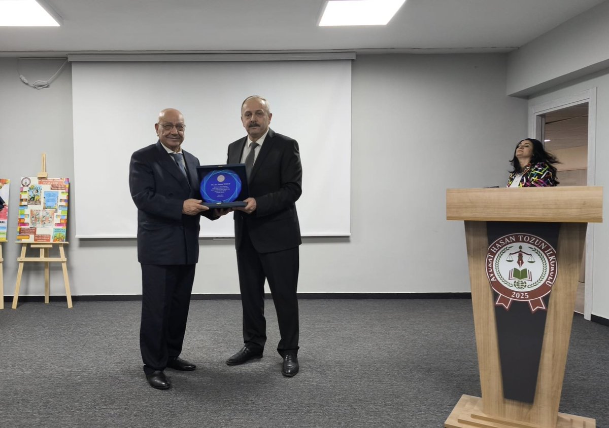 Kaymakamımız Hasan Göç, Av.Hasan Tozun İlkokulu Asiye Tozun Konferans Salonu açılış programına katıldı. Kaymakamımız,  eğitime verdiği destekten dolayı Av.Hasan Tozun'a teşekkür plaketi takdim etti.