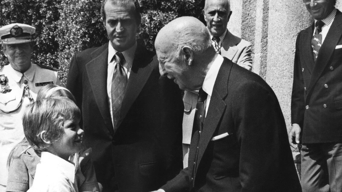 Esa España “sin derechos y libertades” a la que hoy se ha referido el Rey es la que hizo posible el regreso de la monarquía, de la mano del hombre al que SM saluda en esta fotografía. 

No es justo ni cabal despachar así cuarenta años de la historia de España. 

Ingratitud.