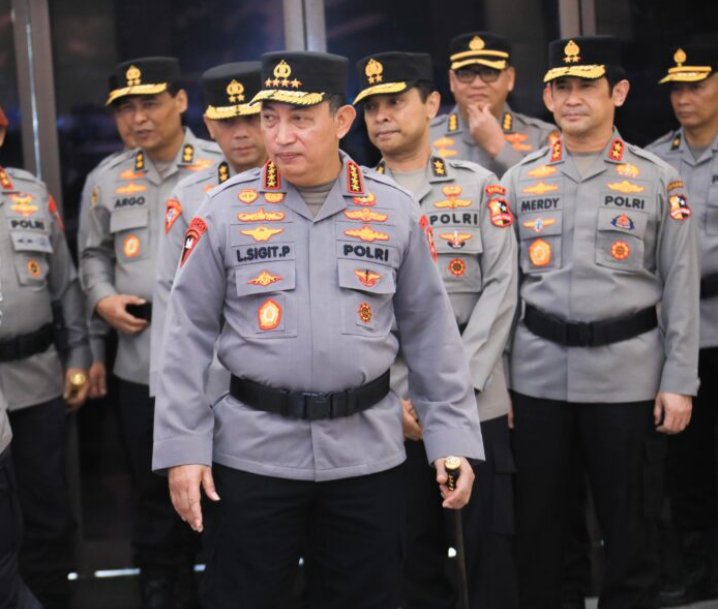 Opposisi6890's tweet image. Uang SIM dan Tilang dipakai sebagai operasional anggota, bukan kembali ke negara ternyata.

Kini dikasih 1072 Dapur MBG dan 18 Gudang. Makin Menyala operasionalnya. 

Salam presisi pak