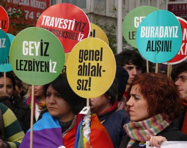 Adalet Bakanlığı, verilen mücadele sonucunda 11. Yargı Paketi’nden çıkarılan ve LGBTİ+’ların varoluşunu cezalandıran maddeleri “aile kurumunun ve genel ahlakın korunması” gerekçesiyle yeniden gündeme getiriyor.

İktidar faşizmi kurumsallaştırmaya ve heteroseksist aile