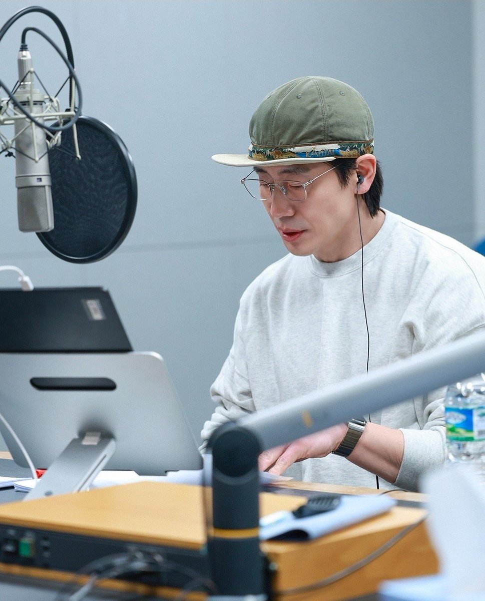 hakyunarchive's tweet photo. Shin Hakyun behind the scenes recoring for The Korean Chef  narration!

#신하균 #shinhakyun https://t.co/KRemVCd02f