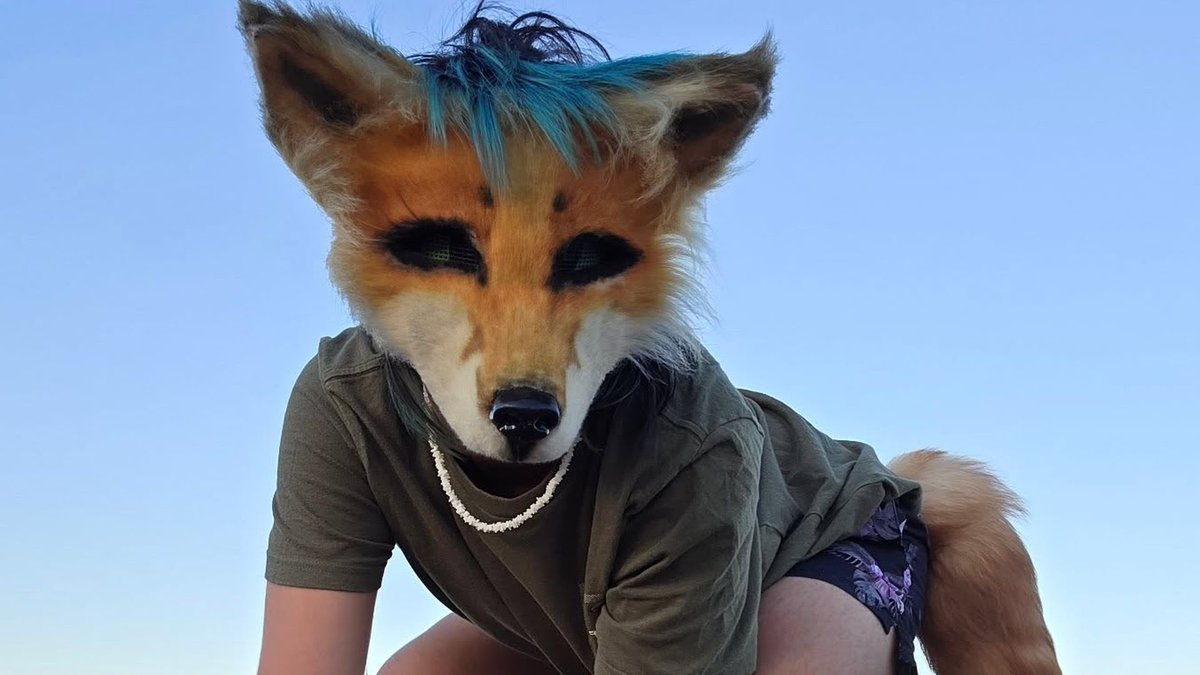 Librattus's tweet image. Si tu hijo de repente se auto-percibe therian (o sea, "por dentro soy un lobo/felino/águila aunque use audífonos inalámbricos"), ni se te ocurra retarlo, cuestionarlo ni mandarlo al psicólogo. Apóyalo con todo el corazón, respétalo en su identidad profunda y ayúdalo a que viva la