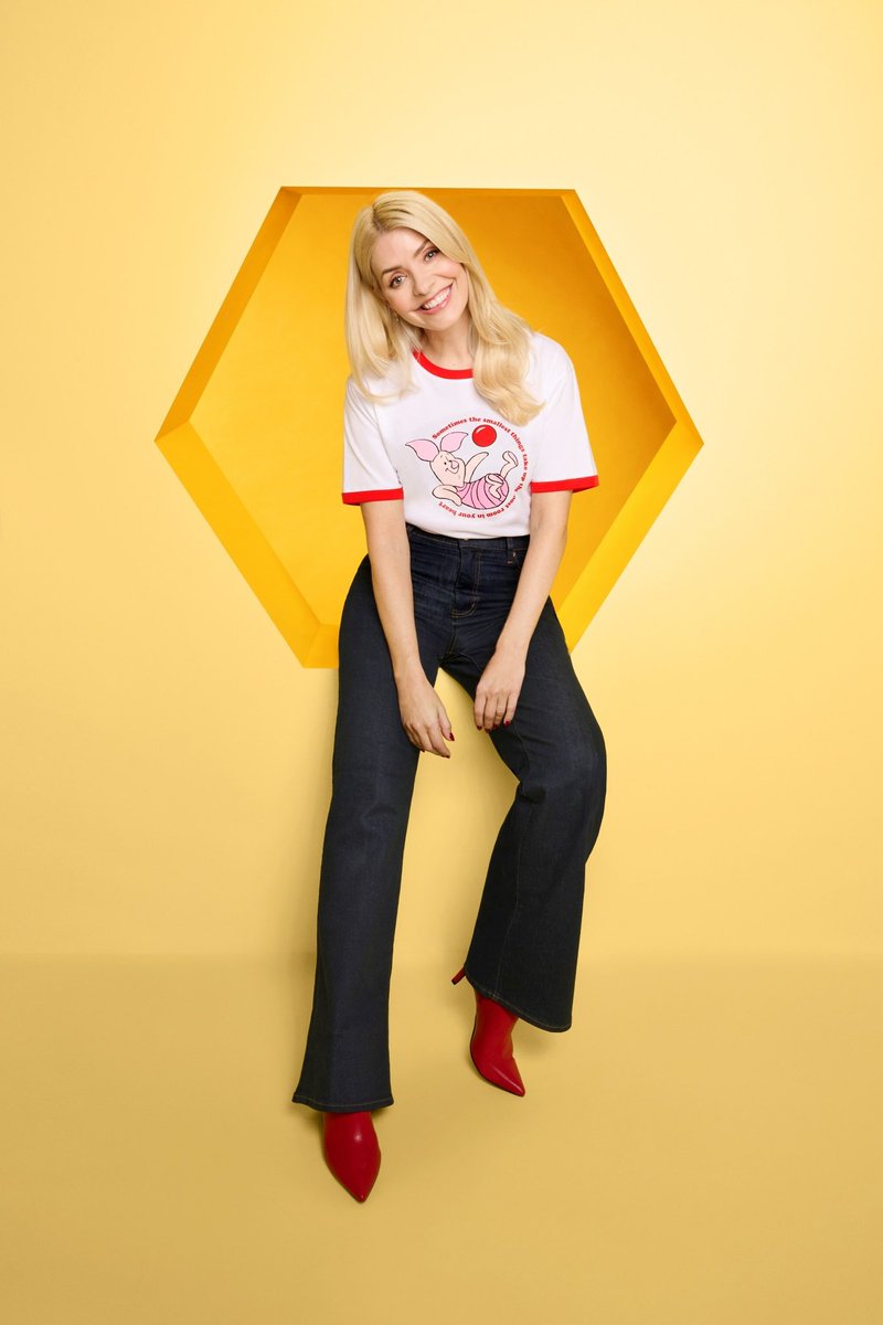 hollywillslove's tweet image. 𝗖𝗢𝗠𝗜𝗖 𝗥𝗘𝗟𝗜𝗘𝗙 𝘅 𝗧𝗞 𝗠𝗔𝗫𝗫

Piglet, Pooh and some 𝙔𝙐𝙈𝙈𝙔 𝙃𝙪𝙣𝙣𝙮?! 😉😍🍯

@hollywills modelling some of this year’s #RedNoseDay merch. 👕

𝘽𝙪𝙯𝙯𝙞𝙣𝙜 to see some pics like these of Holly! 🐝☀️💛