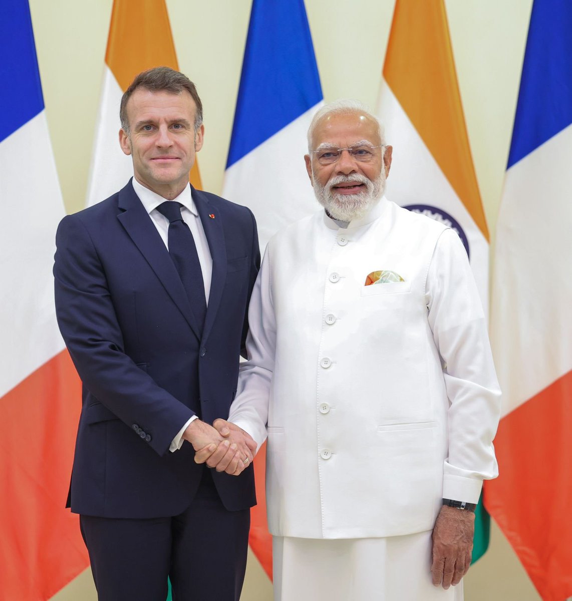 narendramodi's tweet photo. J’ai eu des entretiens approfondis avec le Président Macron à Mumbai. La réunion d’aujourd’hui revêt une importance particulière puisque nous avons élevé la relation Inde-France au rang de Partenariat stratégique global spécial. Notre partenariat est au service de la stabilité et du progrès à l’échelle mondiale. Nous avons évoqué la coopération dans les domaines de l’industrie, de la défense, des énergies propres, de l’espace et des technologies émergentes. Nos deux pays développeront également des réseaux solides entre les start-up et les PME, faciliteront les échanges d’étudiants et de chercheurs et établiront de nouveaux centres conjoints d’innovation.

@EmmanuelMacron