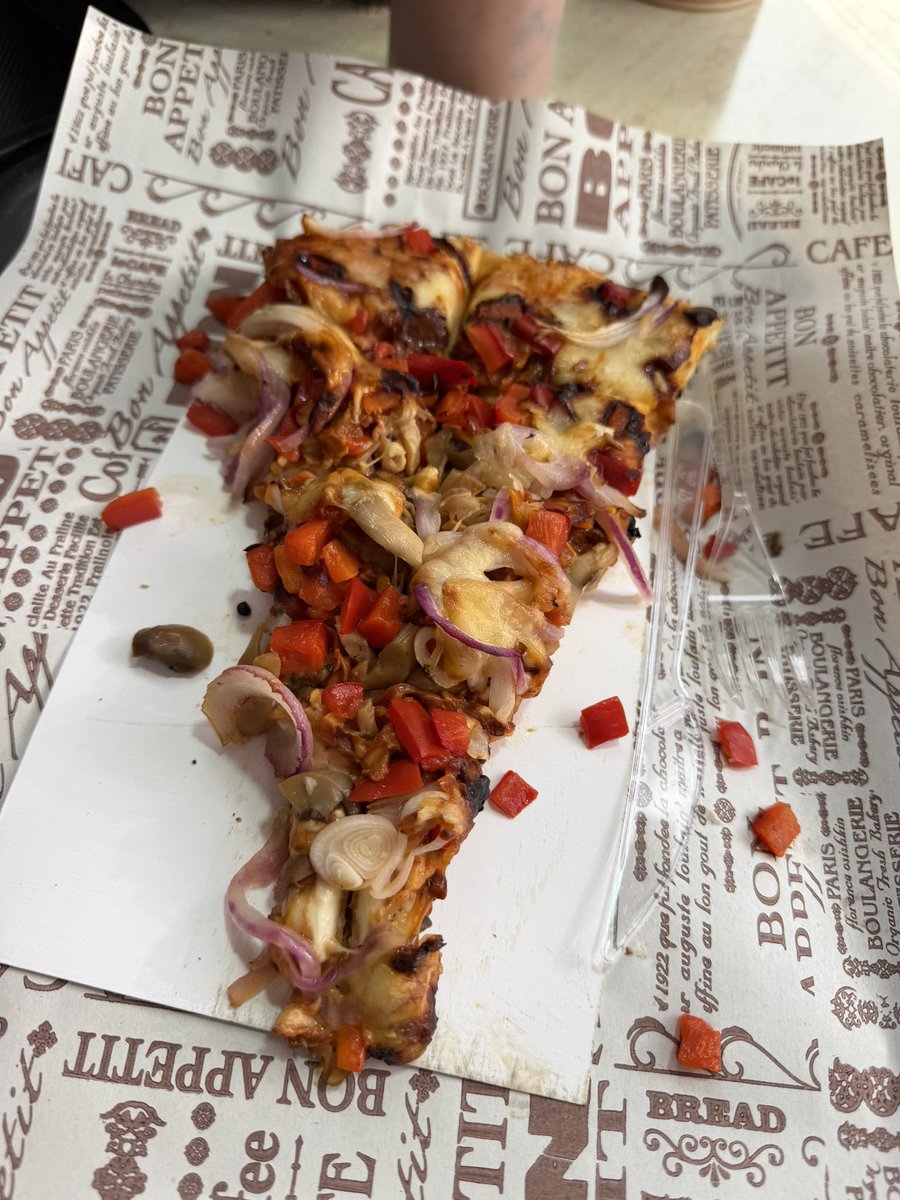 's tweet image. Pizza Trump (formerly known as Clinton Pizza) in Jerusalem, Israel. 🇮🇱 

The people of Israel Love America. 🇺🇸