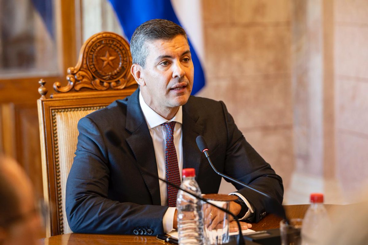 SantiPenap's tweet photo. En el Consejo de Ministros fui claro: quiero más resultados para los paraguayos.

No hay lugar para excusas. Es momento de dar más respuestas y de cosechar lo que sembramos en esta primera etapa de gobierno.

Por eso nombré a Javier Giménez como Jefe de Gabinete. Tiene mi plena confianza para coordinar todas las instituciones del Estado y asegurar que trabajen con más fuerza y mayor impacto al servicio de la gente.

No existen fórmulas mágicas ni atajos. Existe trabajo. Existe compromiso. Existe determinación. Vamos a redoblar los esfuerzos, sin descanso y con fe en el Paraguay.