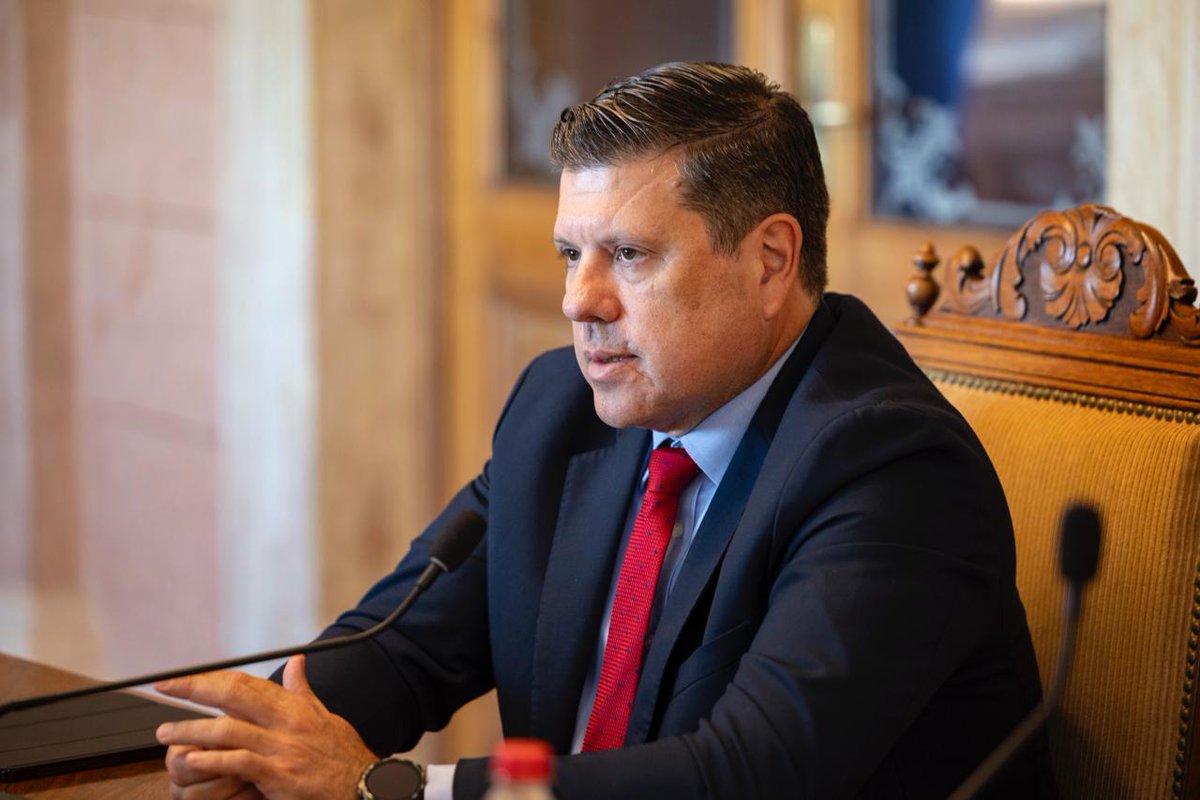 SantiPenap's tweet photo. En el Consejo de Ministros fui claro: quiero más resultados para los paraguayos.

No hay lugar para excusas. Es momento de dar más respuestas y de cosechar lo que sembramos en esta primera etapa de gobierno.

Por eso nombré a Javier Giménez como Jefe de Gabinete. Tiene mi plena confianza para coordinar todas las instituciones del Estado y asegurar que trabajen con más fuerza y mayor impacto al servicio de la gente.

No existen fórmulas mágicas ni atajos. Existe trabajo. Existe compromiso. Existe determinación. Vamos a redoblar los esfuerzos, sin descanso y con fe en el Paraguay.