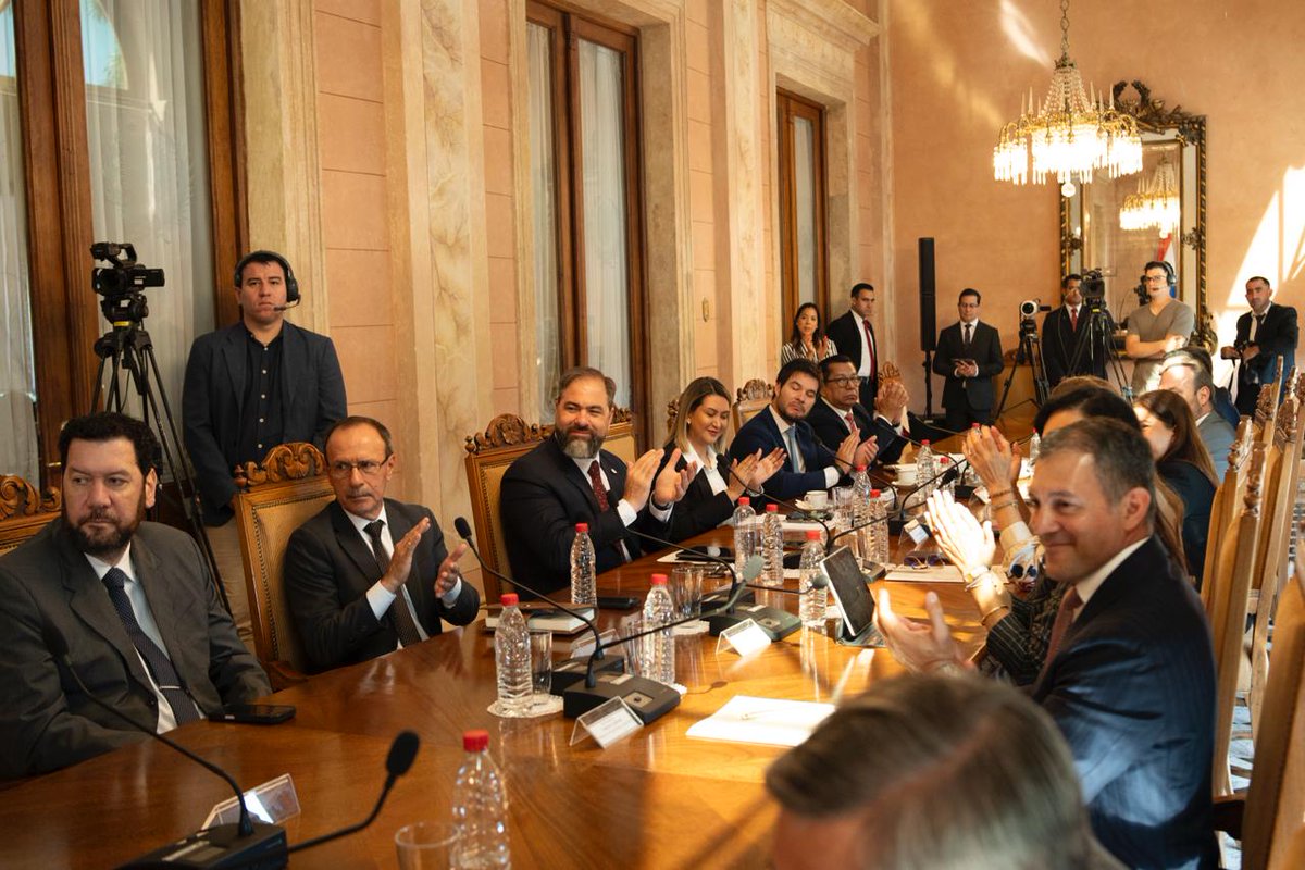 En el Consejo de Ministros fui claro: quiero más resultados para los paraguayos.

No hay lugar para excusas. Es momento de dar más respuestas y de cosechar lo que sembramos en esta primera etapa de gobierno.

Por eso nombré a Javier Giménez como Jefe de Gabinete. Tiene mi plena