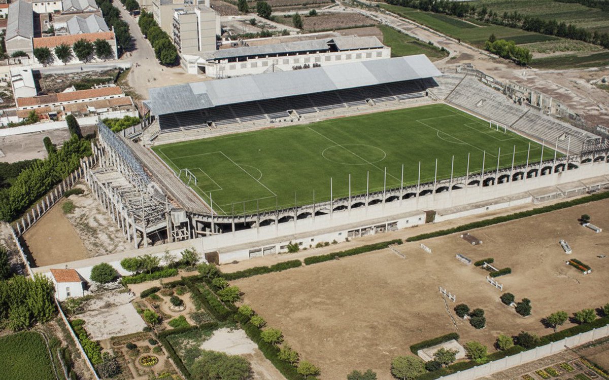 Fotografía aérea restaurada y coloreada del Camp de Mestalla a principios de los años 40 junto a los terrenos de la hípica.