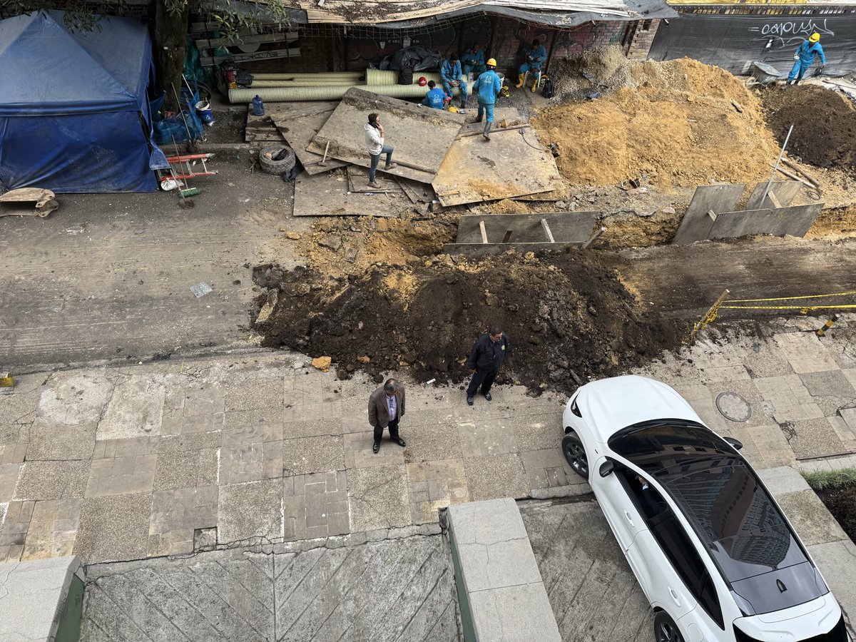 sellocampos's tweet photo. @SectorMovilidad reporte en Cra 18 con calle 78, obra del acueducto deja encerrados carros que no pueden entrar-salir de un edificio corporativo. Nadie responde en la obra https://t.co/WZg0K2t2Av