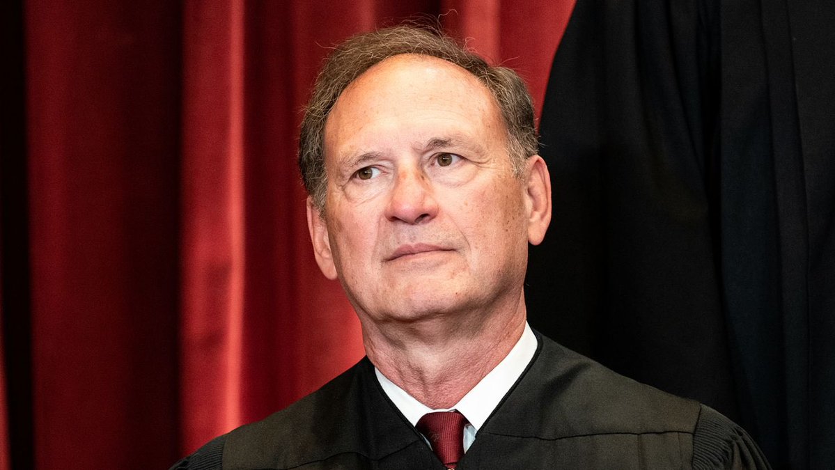 PpollingNumbers's tweet image. Rumors are swirling that Samuel Alito, 75, could retire before Donald Trump leaves office (USA Today)