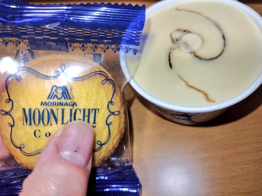 schecter_katura's tweet photo. このハーゲンダッツに
クッキーをスプーンみたいに
して食べるんだって
はいッて渡された
なるほど… https://t.co/r11cBjBBIA