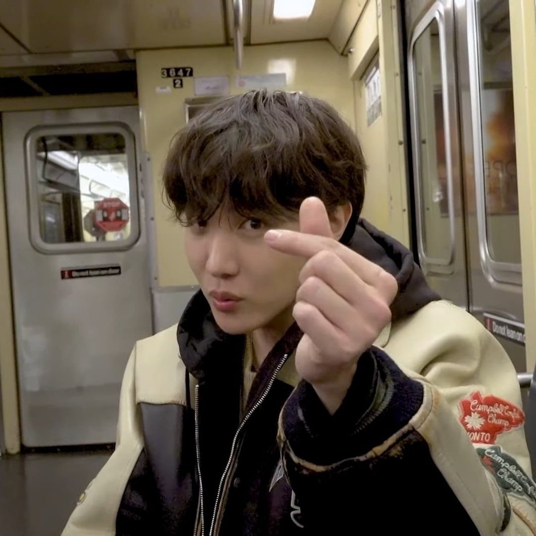 btstreampt's tweet image. Feliz aniversário Hobi!! 🥳💜🫶

#HAPPYJHOPEDAY #HAPPYBIRTHDAYJHOPE @BTS_twt