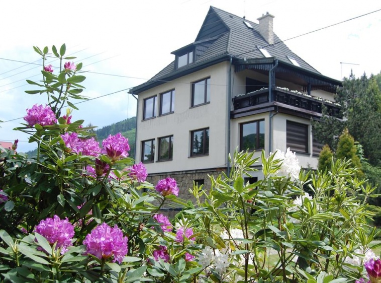 #AferaSafe. Na zdjęciu, prawdopodobnie największa tajna 🤣 fabryka pocisków 155mm w Europie. 
Czy to tam partyjny kolega Donalda Tuska <a href="/PawelPoncyljusz/">Paweł Poncyljusz</a> wypierze 10 mld. złotych z niemieckiego programu zniewolenia Polski #Safe ?

#miloszkleczekzaprasza