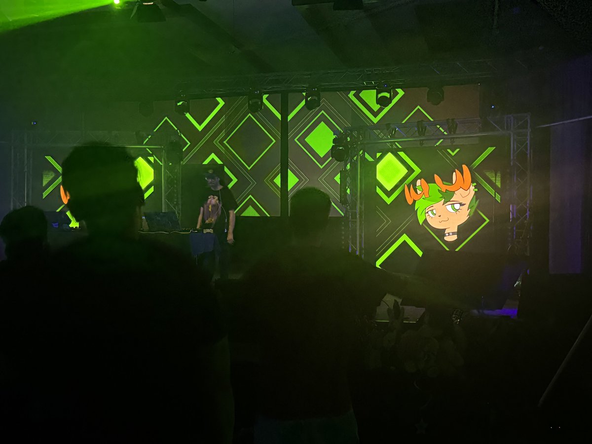 Speaking of music, I barely took pics at the concert this year (or all weekend tbh lol) but here’s some Seventh, <a href="/Zizkil/">Zizkil ✨️ HarmonyCon ✨️</a> and <a href="/PonTw3_/">Tw3Lv3 🛫 HarmonyCon 2026</a> ! 💗

Amazing sets, as expected, so much talent 😭💗✨
