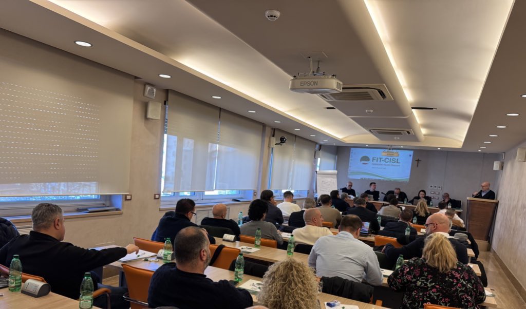 FitCisl's tweet photo. #17febbraio Si è riunita questa mattina a Roma l’Area contrattuale Mobilità Ferroviaria della @FitCisl alla presenza del SG @salvopellecchia, del SG aggiunto @mmasciafitcisl1 e del Coordinatore nazionale @riccio_gaetano. 

🗣️ Al centro del confronto alcuni temi strategici per il futuro del settore e le condizioni di impiego di lavoratrici e lavoratori: 
📌RoSCo
📌Servizio Intercity
📌Modello RAB
📌 Fine degli investimenti PNRR.

✅ Occorre mettere in campo tutti gli strumenti e le azioni necessarie a sostegno del sistema ferroviario italiano.

#FitCisl #Mobilità #Ferrovie #Lavoro #PNRR #Sindacato #Trasporti #Roma
