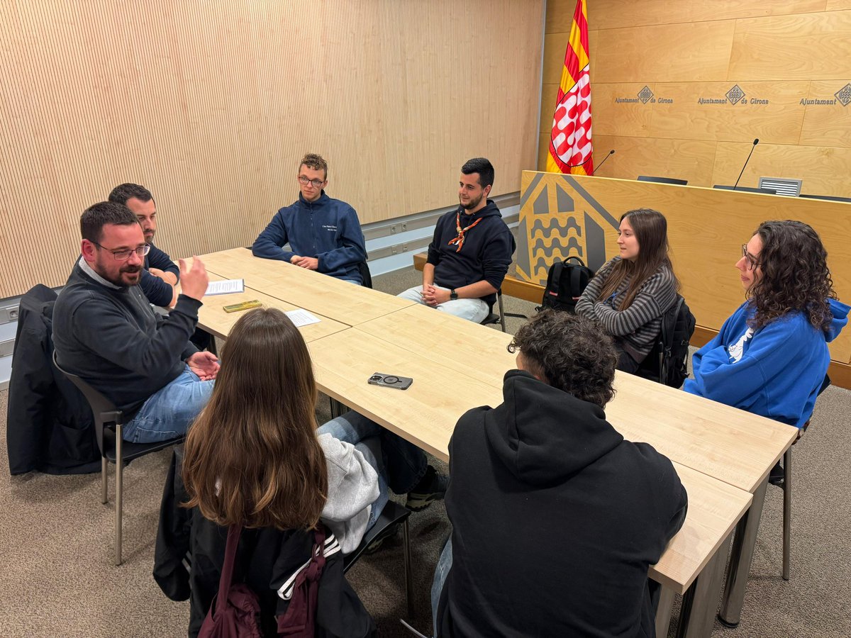 alcaldegi's tweet photo. Trobada amb els agrupaments escoltes de Girona, acompanyat del regidor de joventut, Àdam Bertran.

Volem escoltar els caus com a agents educatius que són, imprescindibles per assolir una educació 360 d’infants i joves. https://t.co/g8t1za2sEx