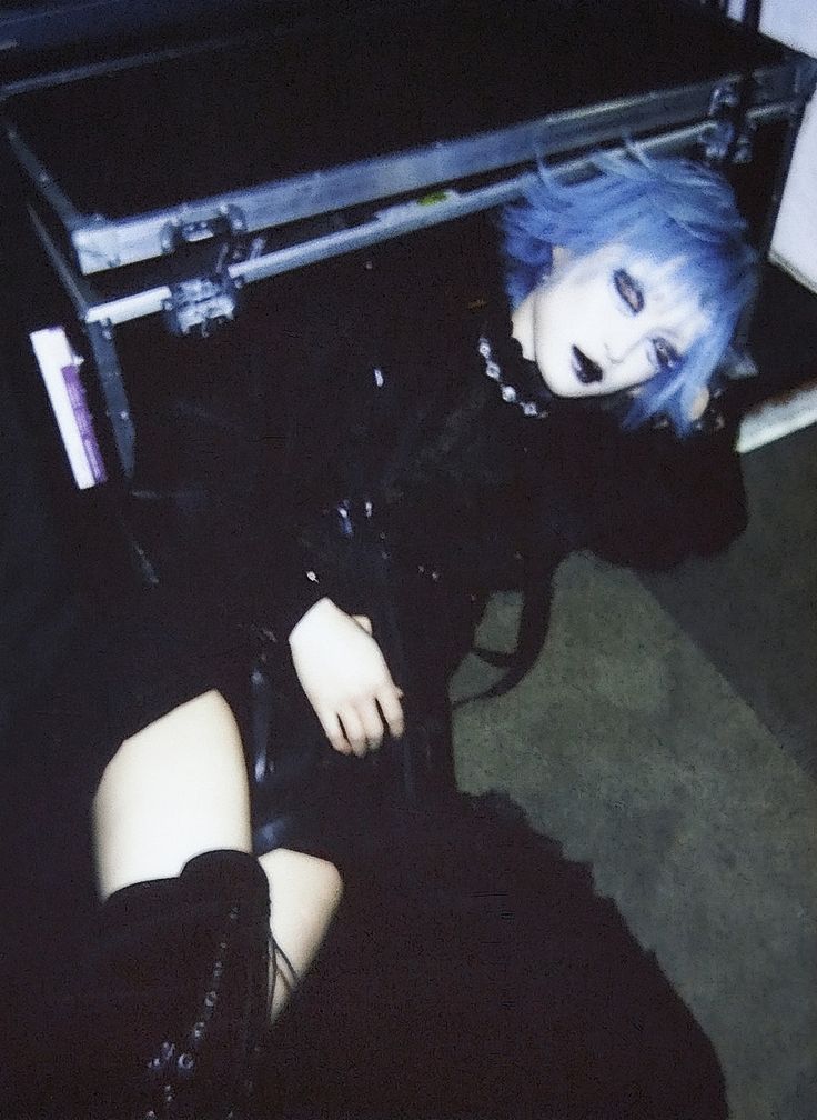 essa imagem de Juho me dói muito, juho caído no chão sem ninguém para protegê-lo! logo juho que sempre cuida dos outros! é muito triste vê-lo assim! mas deus vai levantar juho sempre!