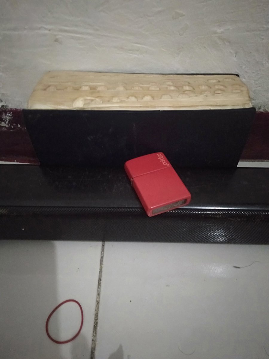 Original Zippo, Red Matte
 Kolpri, bekas, terawat &amp; bersih.
Bottom E 11 Insert F 11, price 500K.