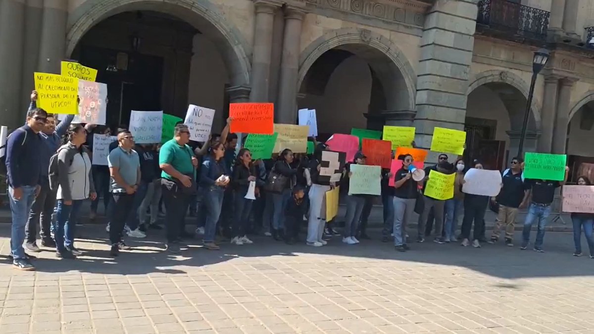 Despierta_Oax's tweet image. 👩‍🏫📢 Catedráticos de la Universidad Tecnológica de los Valles Centrales de Oaxaca (UTVCO) se manifiestan en el Palacio de Gobierno para exigir su traslado del apartado “A” al apartado “B” del Artículo 123 de la Constitución.
#Oaxaca #UTVCO #Protesta #DerechosLaborales