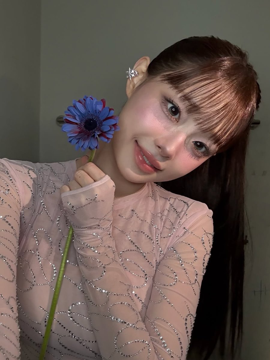 chuukimu's tweet photo. beep— this alien is actually having a flower to share with you.  ᯓ ★ https://t.co/g9R2Q67Cev
