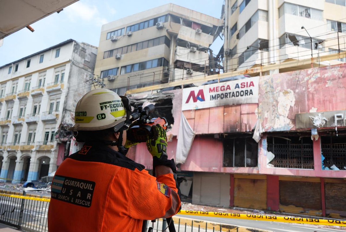 vtv_ecuador's tweet photo. #País: 📝🎙 #COECantonal de #Guayaquil: sin fuego activo en #Multicomercio, pero se mantiene prohibido el ingreso por alto riesgo estructural. https://t.co/71obxZW4MK