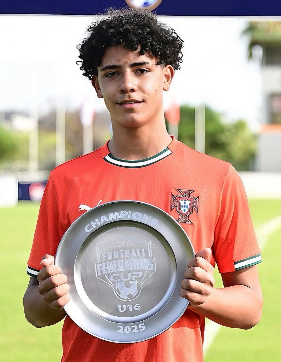 🚨 𝗕𝗥𝗘𝗔𝗞𝗜𝗡𝗚 : Le Portugal U16 du CRACK Cristiano Jr remporte le Tournoi de l’Algarve. 🏆🇵🇹

C’est le 3ᵉ trophée consécutif du fils de CR7 avec la sélection portugaise. 👏🌟