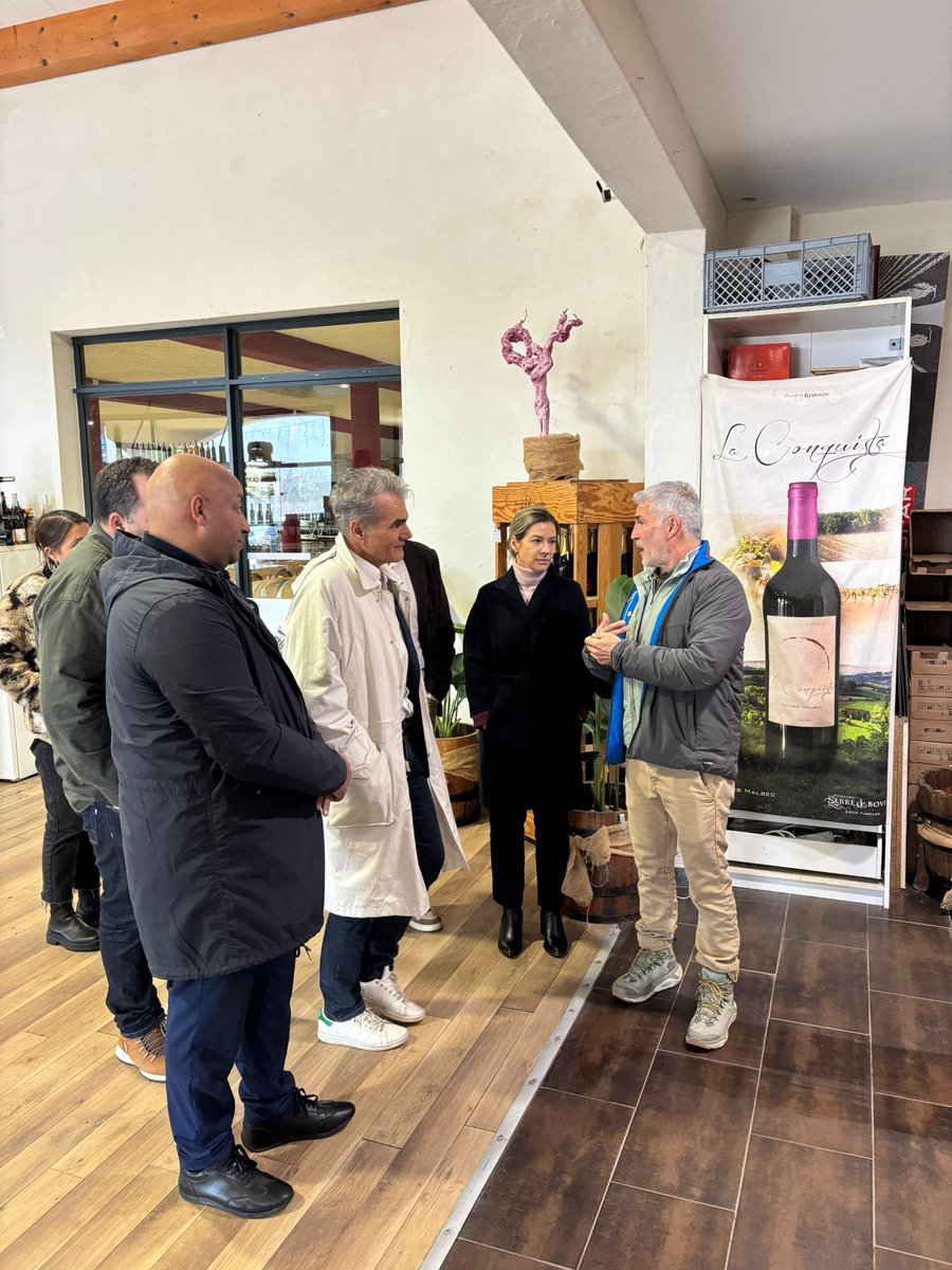 CelineImart's tweet photo. À Montauban aujourd’hui pour soutenir la liste @lesRepublicains menée par @ThDEVILLE. 

Les agriculteurs, habitants et commerçants rencontrés saluent la clarté de ses propositions et la force du collectif qu’il a su rassembler. 
Revitalisation du centre-ville, attention portée aux zones rurales, solidarité entre les quartiers, économie et culture : une vision solide et cohérente pour Montauban. 

De tout cœur avec toi et ton équipe, Thierry ! 🚀