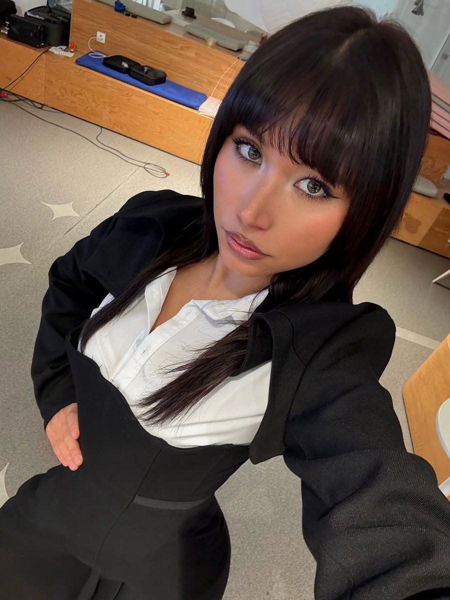 Bu kadın Silah
Hepimizi öldürüyor güzelliği ile