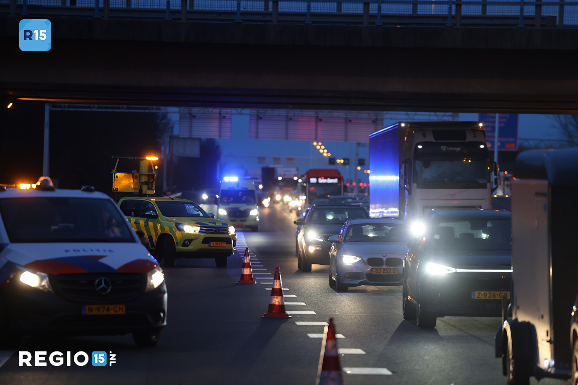 regio15's tweet image. Ongeval drie voertuigen op de #A4 richting #Rotterdam thv de afrit #Rijswijk / #Delft. Twee rijstroken zijn dicht.