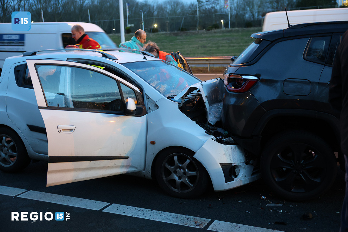 regio15's tweet image. Ongeval drie voertuigen op de #A4 richting #Rotterdam thv de afrit #Rijswijk / #Delft. Twee rijstroken zijn dicht.