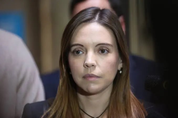 Registro del Congreso revela que diputada Camila Flores ofició al Conservador de Bienes Raíces para acelerar trámite a favor de su madre.