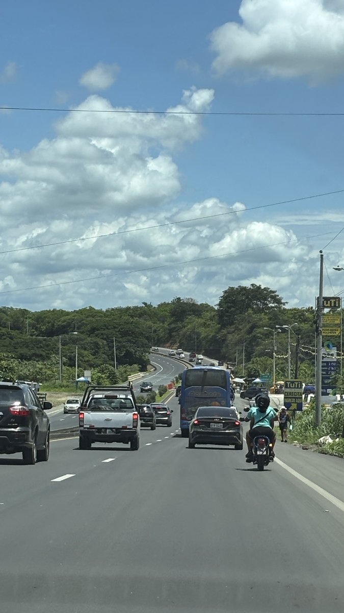 palomayala's tweet photo. Gente que regresa a Guayaquil desde la playa, vayan saliendo YA 

#salinas #guayaquil #trafico https://t.co/MYDnuMrqlh