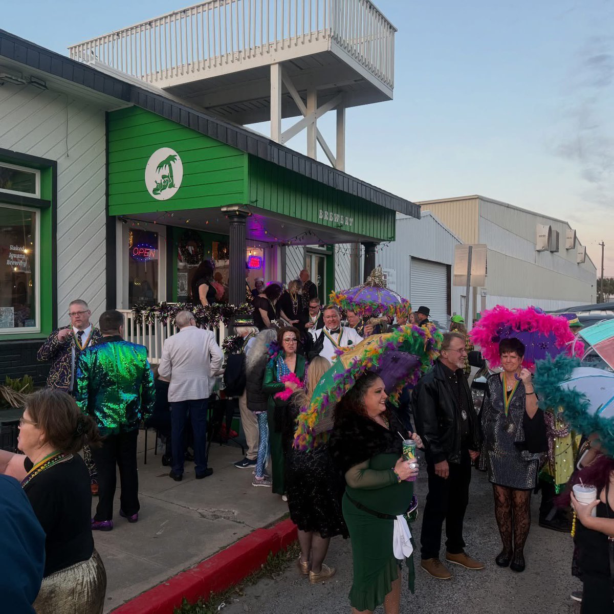 iggynib's tweet photo. Fat Tuesday Iguana Style! 💚💛💜
📍 1828 Strand
🦞 Crawfish 4 PM till gone
🎶 Patrick Olivier 5:30 - 9 PM
🎭 Watch Fat Tuesday Parade Pass 
🍻 King Cake Seltzers till gone
🚗 Free Parking

#nakediguanabrewery #galvestonmardigras #mardigrasgalveston #fattuesday #galveston https://t.co/HoxYpud0q9