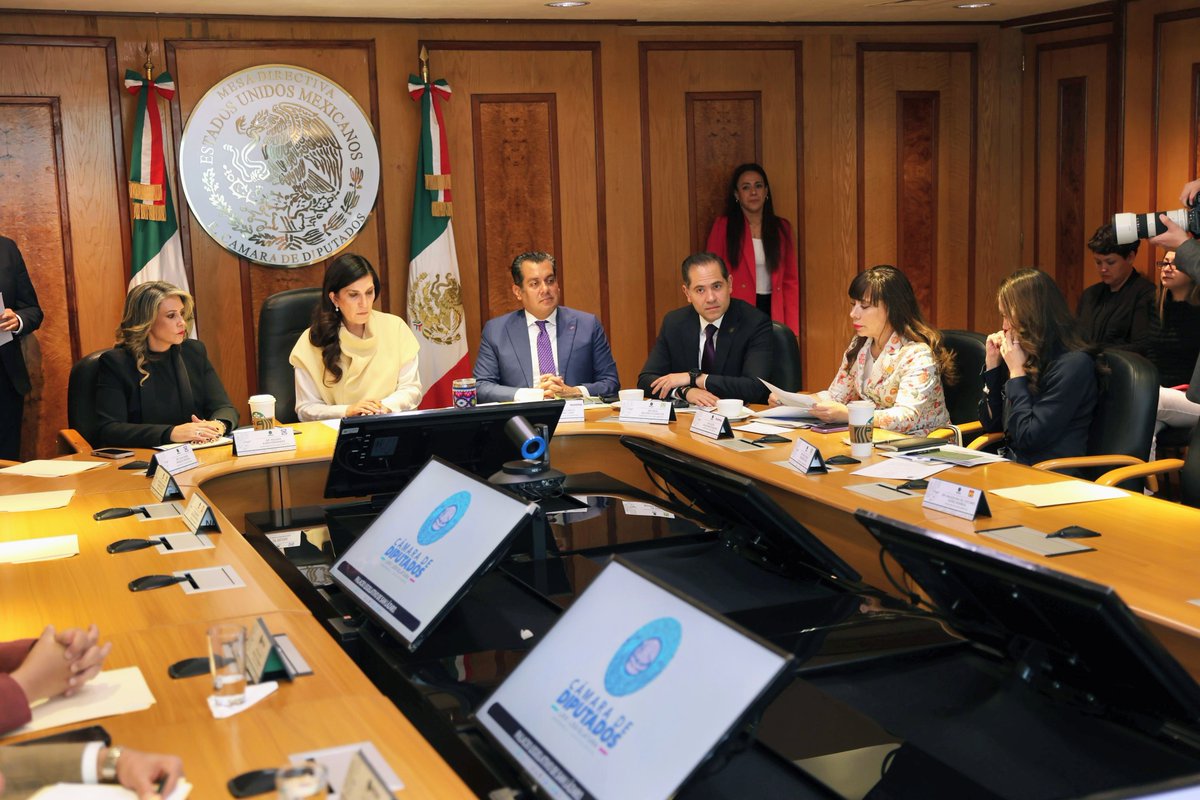RaulBCCue's tweet photo. Empezamos la reunión de la Mesa Directiva de la Cámara de @Mx_Diputados, en la cual aprobamos los órdenes del día para las sesiones ordinarias de esta semana, así como puntos de acuerdo propuestos por distintos Grupos Parlamentarios. https://t.co/Lbip8OuOQn