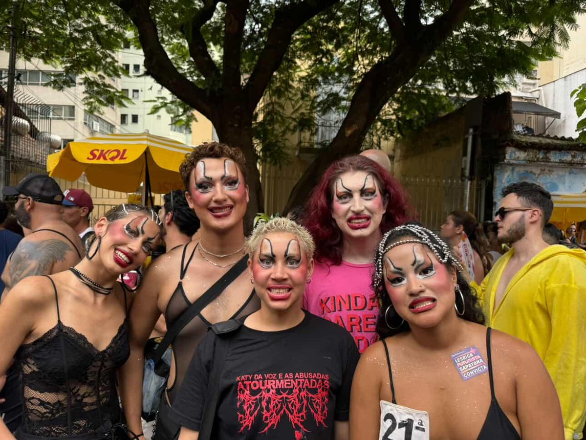 anamaryb's tweet image. A festa da carne também é política. Ser Ana é resistir.