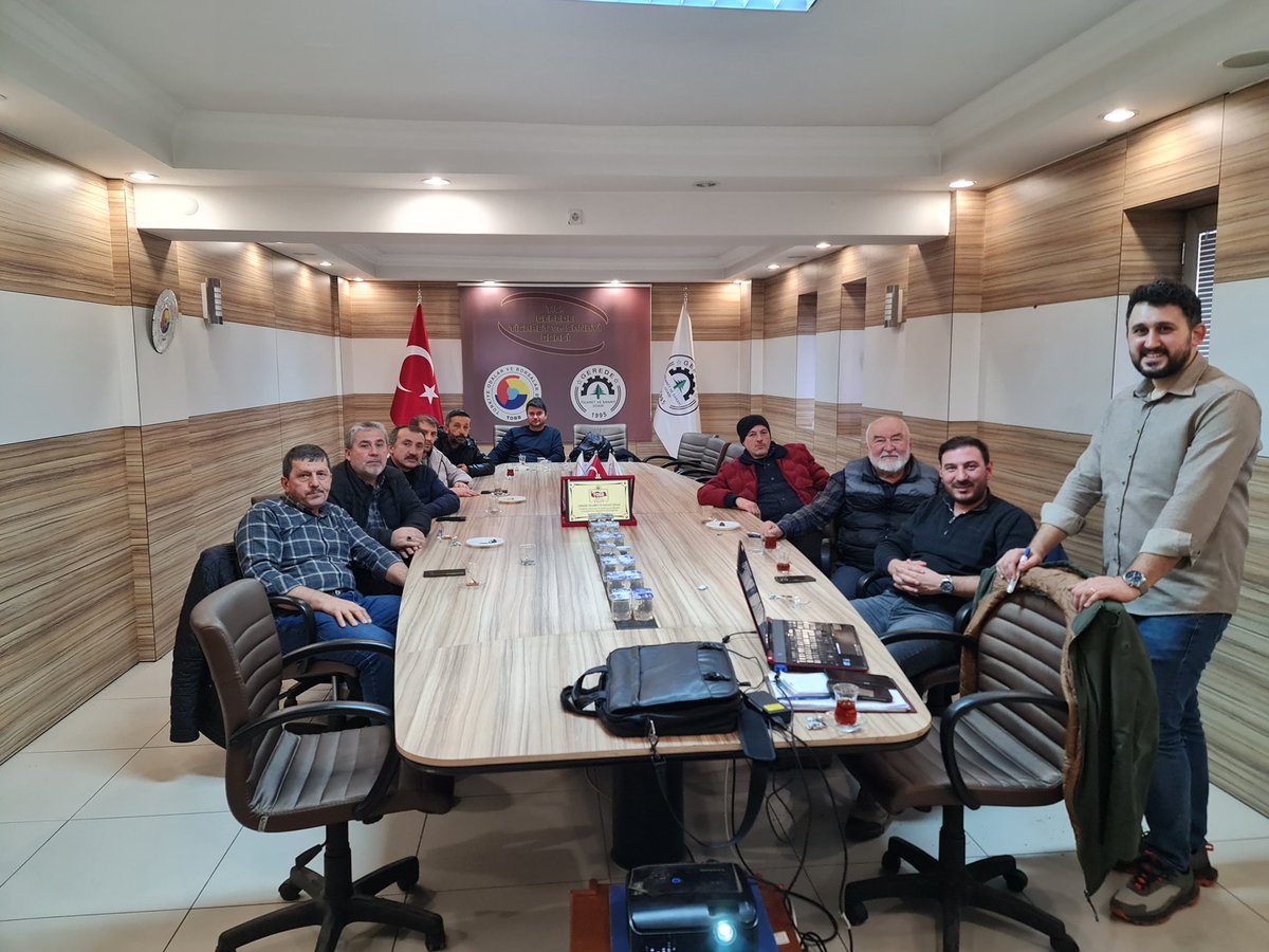 Gerede Ticaret ve Sanayi Odası Disiplin Kurulu Üyemiz Zeki Özbakır başkanlığında, ilçemizde yürütülen tarımsal faaliyetler ve verimlilik esaslı çalışmaların değerlendirilmesine yönelik bir toplantı düzenlendi.