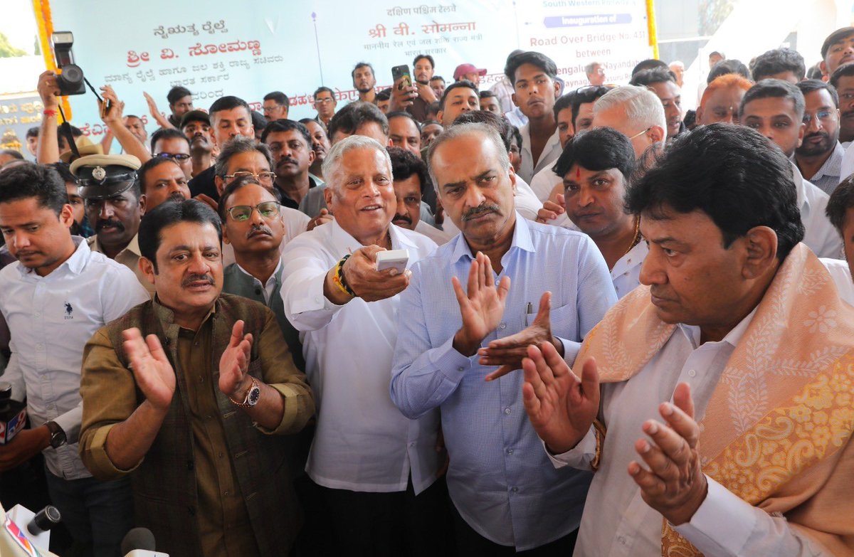 ChristinMP_'s tweet photo. Union Minister @VSOMANNA_BJP flagged off additional stoppages at Nayandahalli for 4 pairs of trains -Chamundi Express (16215/16), Basava Express (17307/08), Tuticorin-Mysuru Express (16235/36) & Golgumbaz Express (16535/36). He also inaugurated the rebuilt ROB no. 431 between Vijayanagar-Padarayanapura (₹14.1 cr). ₹7,748 cr allocated for Karnataka rail projects & works worth ₹52,950 cr underway @SWRRLY