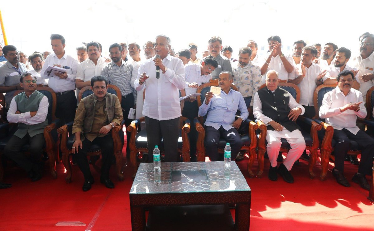 ChristinMP_'s tweet photo. Union Minister @VSOMANNA_BJP flagged off additional stoppages at Nayandahalli for 4 pairs of trains -Chamundi Express (16215/16), Basava Express (17307/08), Tuticorin-Mysuru Express (16235/36) & Golgumbaz Express (16535/36). He also inaugurated the rebuilt ROB no. 431 between Vijayanagar-Padarayanapura (₹14.1 cr). ₹7,748 cr allocated for Karnataka rail projects & works worth ₹52,950 cr underway @SWRRLY