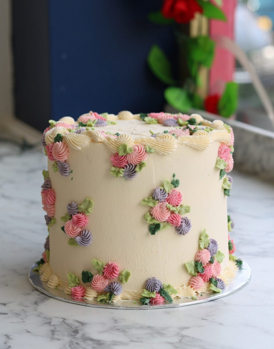 Cake I created for my mum.. 🎂

I didn't have a set plan in mind for this one, I just started piping and allowed the natural creativity to flow from within.. ✨

Super happy with the result 😊