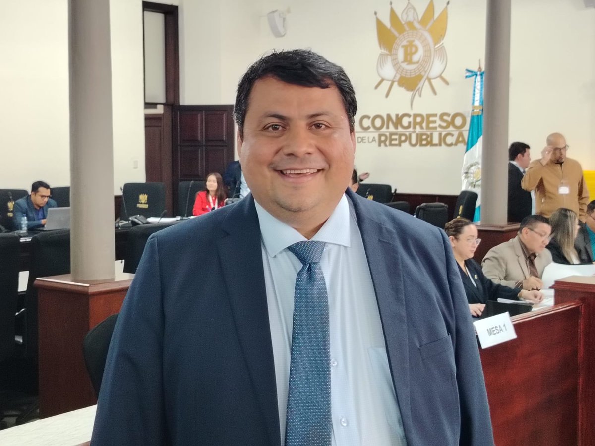 dcuevas_pl's tweet photo. #PostuladoraTSE
Alianza de universidades USAC, Occidente y Panamericana se impone para la nómina de 20 candidatos al @TSEGuatemala, la alianza incluyó 3 candidatos vetados por la Embajada de Estados Unidos: Julio Recinos, Lesther Castellanos y Wilber Castellanos
📷 @guatevisible https://t.co/EIaoJTLG3l