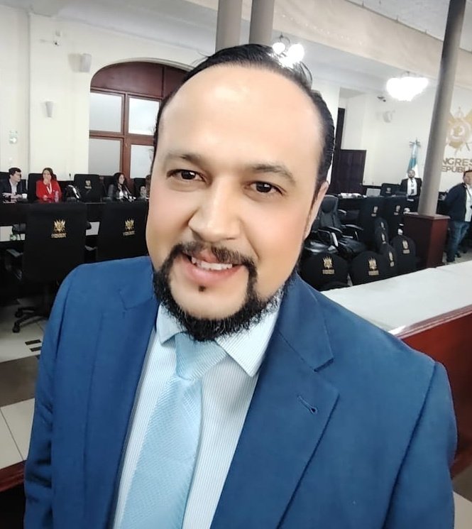 dcuevas_pl's tweet photo. #PostuladoraTSE
Alianza de universidades USAC, Occidente y Panamericana se impone para la nómina de 20 candidatos al @TSEGuatemala, la alianza incluyó 3 candidatos vetados por la Embajada de Estados Unidos: Julio Recinos, Lesther Castellanos y Wilber Castellanos
📷 @guatevisible https://t.co/EIaoJTLG3l