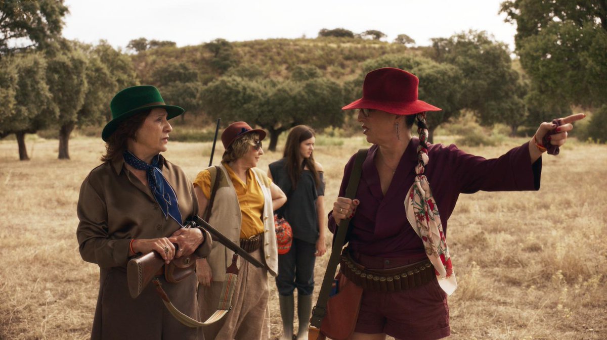 En “Día de caza”, de Pedro Aguilera, tres amigas se reencuentran para cazar conejos y lo que parecía un plan ligero acaba desatando tensiones y un eco del pasado, con Carmen Machi, Rossy de Palma y Blanca Portillo
#29FestivalMálaga
➕ festivaldemalaga.com/edicion/ver-pe…